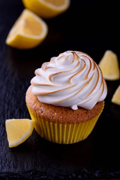 Muffin Limone Con Crema Proteica Una Lavagna Con Zucchero Velo — Foto Stock