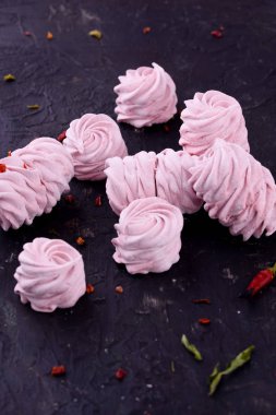 Lezzetli, lezzetli, pikatny tatlı. Marshmallow ile siyah bir zemin üzerine kırmızı biber lezzet.