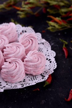 Lezzetli, lezzetli, pikatny tatlı. Marshmallow ile siyah bir zemin üzerine kırmızı biber lezzet.