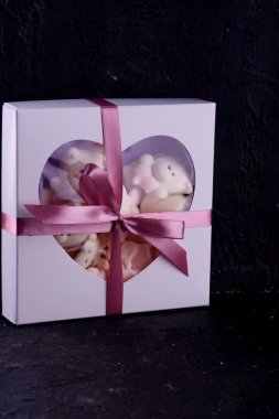 Lezzetli, lezzetli, pikatny tatlı. Tatlı kutusunda. Bant ile paket davranır.