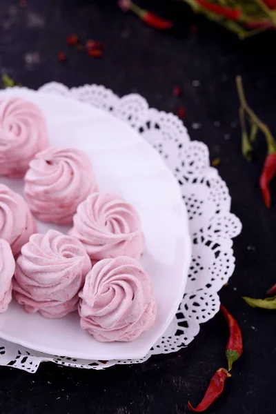 Läckra Aptitretande Pikatny Dessert Marshmallow Med Paprika Smak Svart Bakgrund — Stockfoto