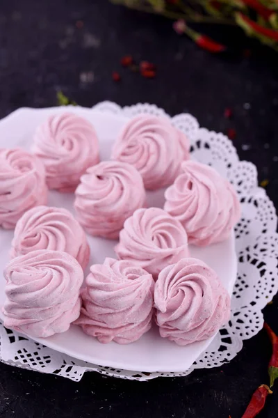 Läckra Aptitretande Pikatny Dessert Marshmallow Med Paprika Smak Svart Bakgrund — Stockfoto