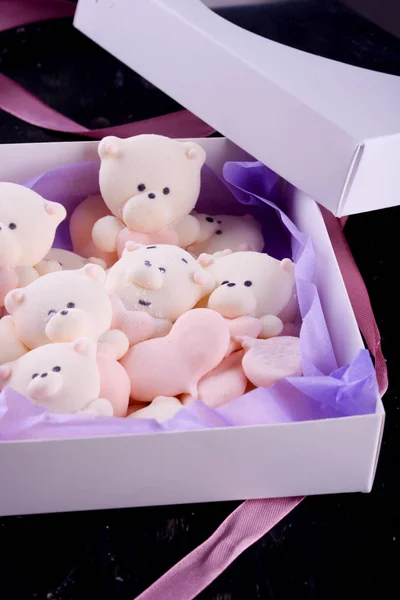 Delicious Appetizing Pikatny Dessert Marshmallow Dalam Bentuk Beruang Dengan Hati — Stok Foto