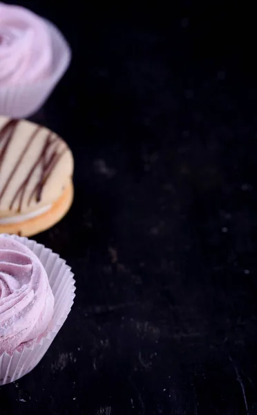 Finom Desszertek Fekete Háttér Cookie Háttérben Mályvacukrot Illatos Desszert — Stock Fotó