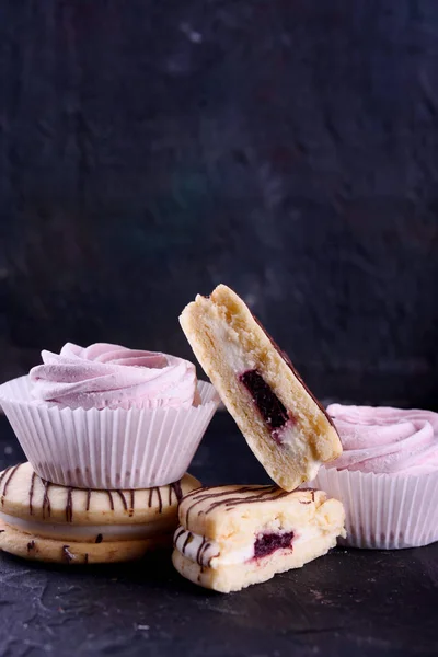 Pyszne Desery Czarnym Tle Pliki Cookie Porcję Tle Pachnący Deser — Zdjęcie stockowe