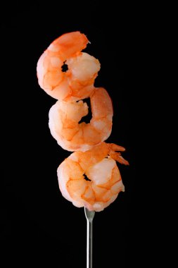 Karides, limon, peynir karışımı. Siyah bir zemin üzerine lezzetli deniz ürünleri Meze.