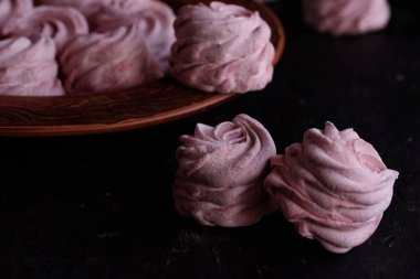 Baharatlı tatlı kırmızı biber ile. Hatmi lezzetli ve iştah açıcı marshmallow ile siyah bir zemin üzerine kırmızı biber tat.