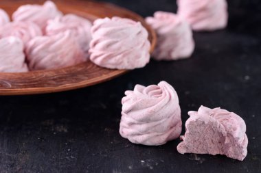 Baharatlı tatlı kırmızı biber ile. Hatmi lezzetli ve iştah açıcı marshmallow ile siyah bir zemin üzerine kırmızı biber tat.