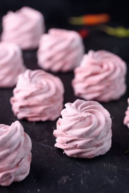 Baharatlı tatlı kırmızı biber ile. Hatmi lezzetli ve iştah açıcı marshmallow ile siyah bir zemin üzerine kırmızı biber tat.