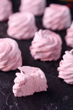 Baharatlı tatlı kırmızı biber ile. Hatmi lezzetli ve iştah açıcı marshmallow ile siyah bir zemin üzerine kırmızı biber tat.