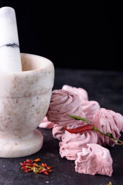 Baharatlı tatlı kırmızı biber ile. Hatmi lezzetli ve iştah açıcı marshmallow ile siyah bir zemin üzerine kırmızı biber tat.