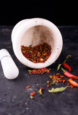 Acı kırmızı biber biber. Baharat. Baharat. Kurutulmuş kırmızı biber siyah bir tablo.