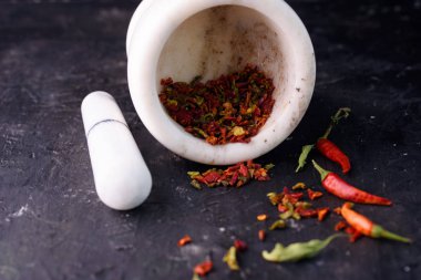 Acı kırmızı biber biber. Baharat. Baharat. Kurutulmuş kırmızı biber siyah bir tablo.