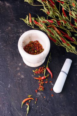 Acı kırmızı biber biber. Baharat. Baharat. Kurutulmuş kırmızı biber siyah bir tablo.