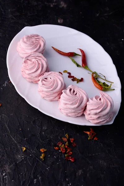 Makanan Penutup Pedas Dengan Lada Merah Marshmallow Lezat Dan Marshmallow — Stok Foto