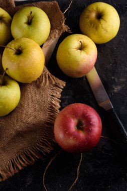 Olgun iştah açıcı elma çuval bezi ile. Tarçın, elma, çuval bezi, tablo, bıçak. Meyve.