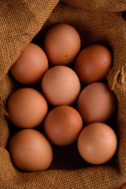 Çuval bezi içinde taze tavuk yumurtası. Tavuk. yumurta. Paskalya.