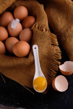 Çuval bezi içinde taze tavuk yumurtası. Tavuk. yumurta. Paskalya.