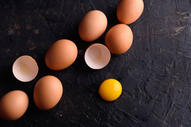 Çuval bezi içinde taze tavuk yumurtası. Tavuk. yumurta. Paskalya.