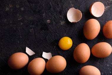 Çuval bezi içinde taze tavuk yumurtası. Tavuk. yumurta. Paskalya.