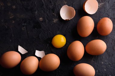 Çuval bezi içinde taze tavuk yumurtası. Tavuk. yumurta. Paskalya.