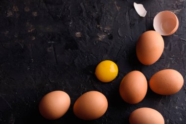 Çuval bezi içinde taze tavuk yumurtası. Tavuk. yumurta. Paskalya.