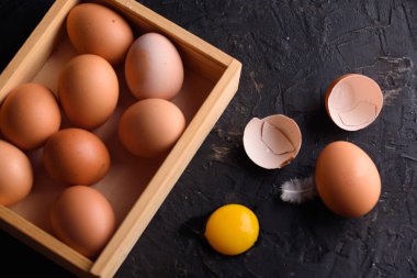 Çuval bezi içinde taze tavuk yumurtası. Tavuk. yumurta. Paskalya.