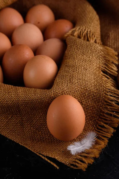 Çuval bezi içinde taze tavuk yumurtası. Tavuk. yumurta. Paskalya.