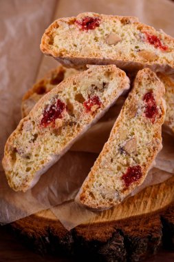 Kurutulmuş kiraz ve fındık ile siyah çay ve beyaz fincan lezzetli bisküvi kurabiye. Organik tarzı. Beyaz fincan çay.