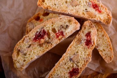 Kurutulmuş kiraz ve fındık ile siyah çay ve beyaz fincan lezzetli bisküvi kurabiye. Organik tarzı. Beyaz fincan çay.