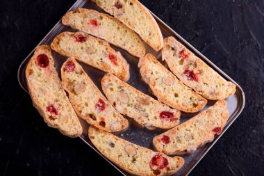 Kurutulmuş kiraz ve fındık ile siyah çay ve beyaz fincan lezzetli bisküvi kurabiye. Organik tarzı. Beyaz fincan çay.