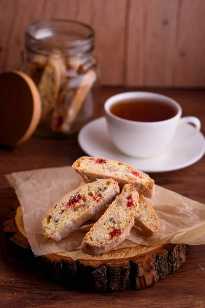 Deliciosas Galletas Biscotti Con Cerezas Secas Avellanas Con Negro Taza — Foto de Stock