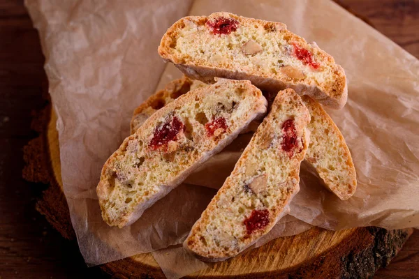 Kurutulmuş kiraz ve fındık ile siyah çay ve beyaz fincan lezzetli bisküvi kurabiye. Organik tarzı. Beyaz fincan çay.