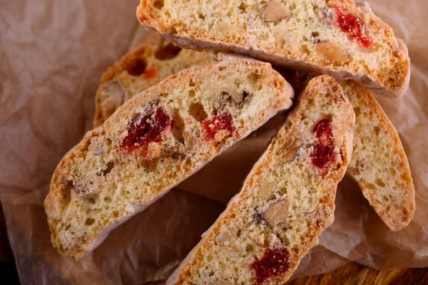 Kurutulmuş kiraz ve fındık ile siyah çay ve beyaz fincan lezzetli bisküvi kurabiye. Organik tarzı. Beyaz fincan çay.