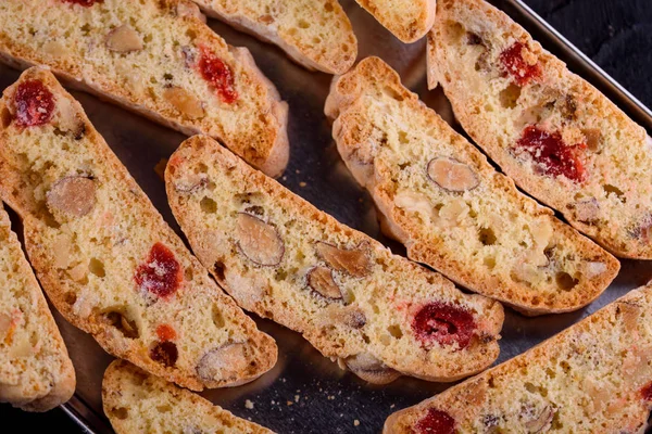 Deliciosas Galletas Biscotti Con Cerezas Secas Avellanas Con Negro Taza — Foto de Stock