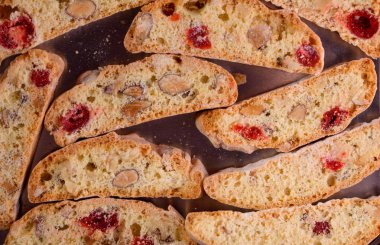 Kurutulmuş kiraz ve fındık ile siyah çay ve beyaz fincan lezzetli bisküvi kurabiye. Organik tarzı. Beyaz fincan çay.