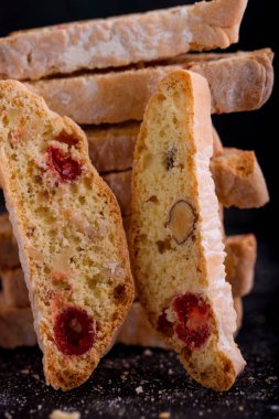 Kurutulmuş kiraz ve fındık ile siyah çay ve beyaz fincan lezzetli bisküvi kurabiye. Organik tarzı. Beyaz fincan çay.