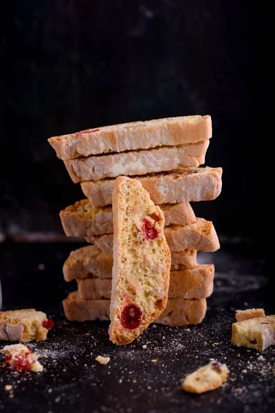 Lahodné Biscotti Sušenky Sušené Třešně Lískových Oříšků Černý Čaj Bílé — Stock fotografie