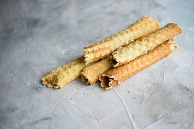 Gözleme, lezzetli ve güzel kokulu, bir beton zemin üzerine haşlanmış yoğunlaştırılmış süt ile rulo