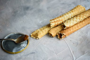 Gözleme, lezzetli ve güzel kokulu, bir beton zemin üzerine haşlanmış yoğunlaştırılmış süt ile rulo