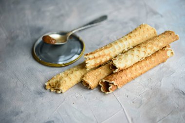 Gözleme, lezzetli ve güzel kokulu, bir beton zemin üzerine haşlanmış yoğunlaştırılmış süt ile rulo