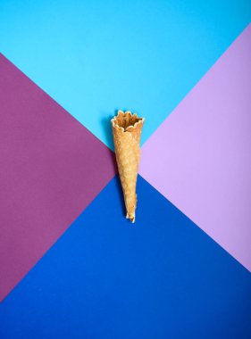 Gözleme koni üzerinde renkli geometrik şekiller