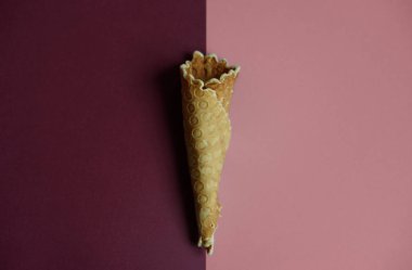 Gözleme koni üzerinde renkli geometrik şekiller