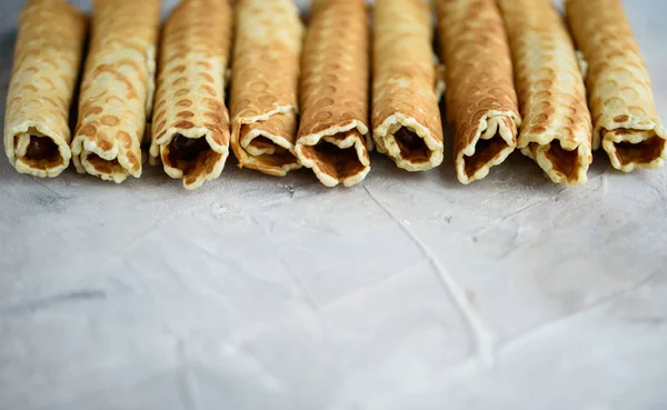 Rollos Gofre Sabrosos Fragantes Con Leche Condensada Hervida Sobre Fondo — Foto de Stock