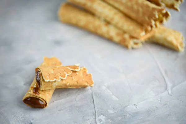 Rollos Gofre Sabrosos Fragantes Con Leche Condensada Hervida Sobre Fondo — Foto de Stock