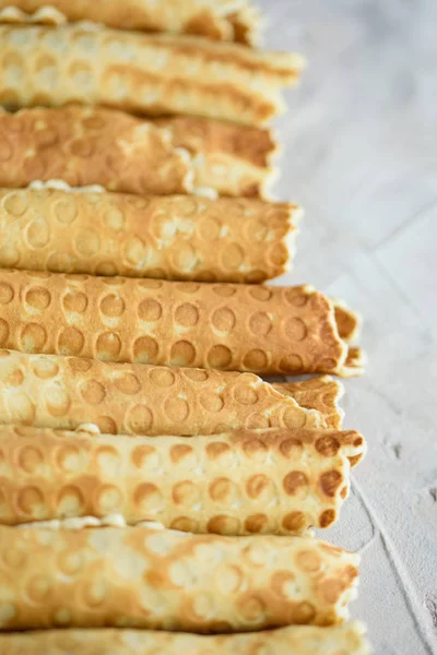 Rollos Gofre Sabrosos Fragantes Con Leche Condensada Hervida Sobre Fondo — Foto de Stock