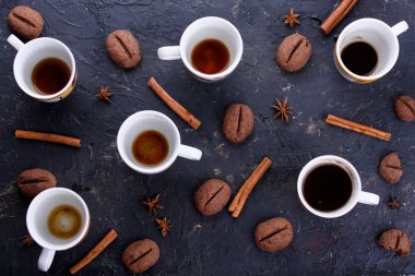 Lezzetli ve güzel kokulu kahve kahve taneleri ile kahve, şeklinde. Kahve güzel bardak bardak. Siyah bir zemin üzerine tarçın