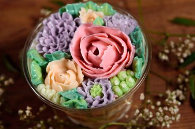 Lezzetli, lezzetli, güzel kokulu tatlı. Petrol çiçeklerle dekore edilmiş Çift Kişilik lezzetli hafif tatlı.