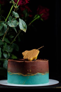 Çikolata ve armut krem ile şık pasta. Armut ile dekore edilmiş tatil için lezzetli pasta.