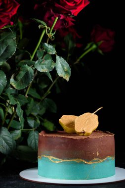 Çikolata ve armut krem ile şık pasta. Armut ile dekore edilmiş tatil için lezzetli pasta.